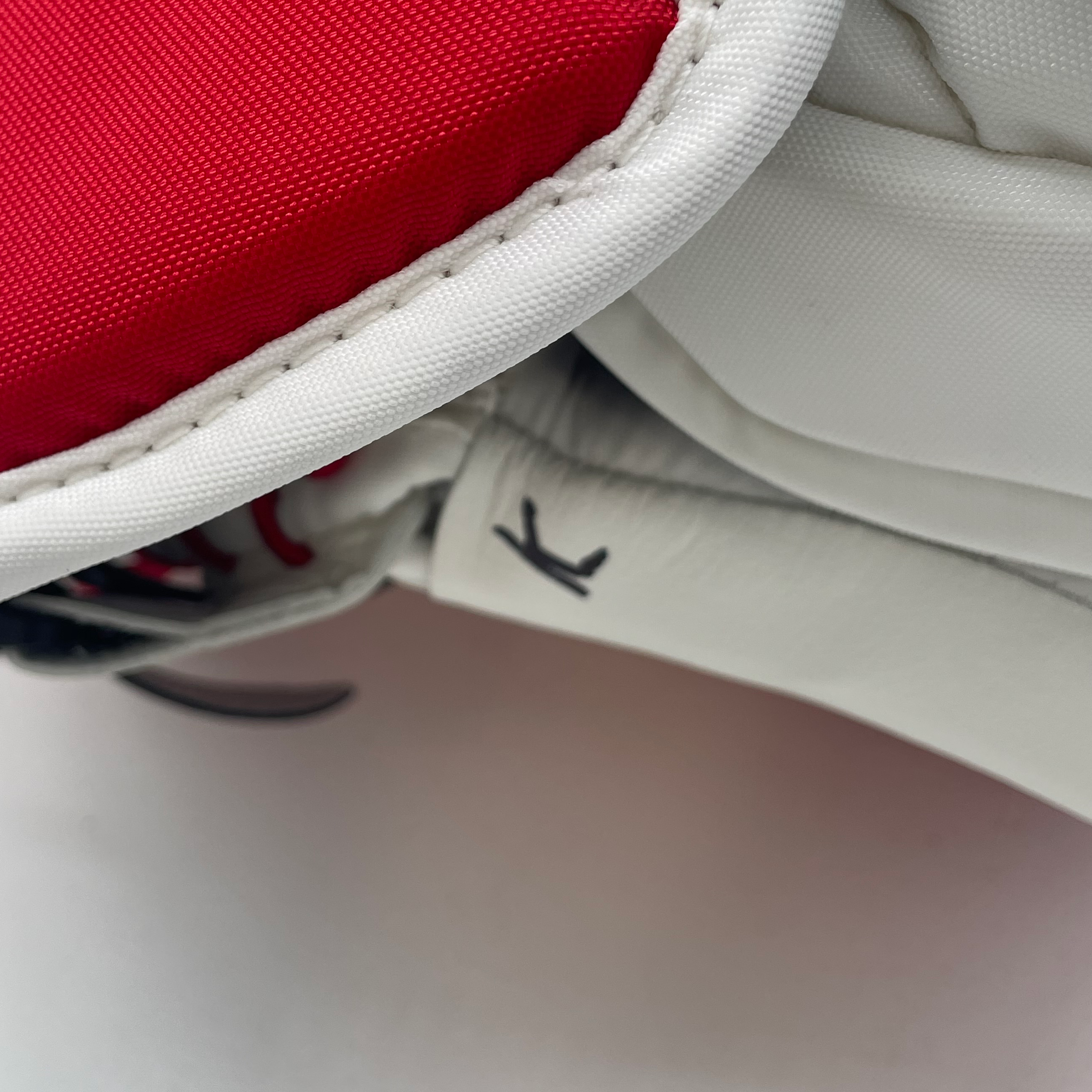 CCM Extreme Flex 5 - Gant de gardien de but professionnel de la LNH - Jacob Markstrom (blanc/rouge/jaune)